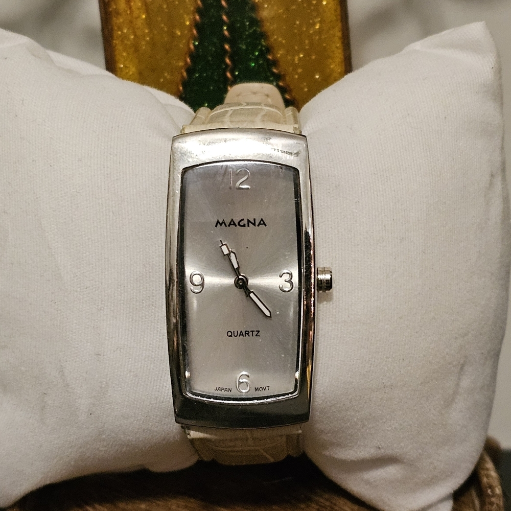 Vintage Magna Quartz Ladies Wristwatch